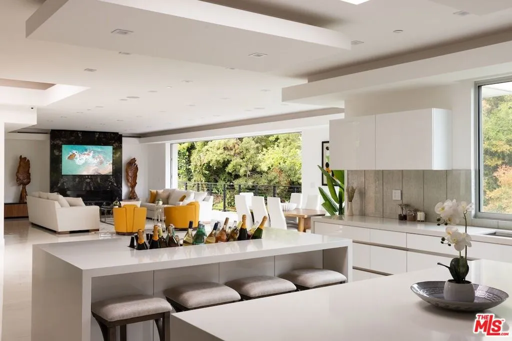 1124 Summit Drive, Beverly Hills, California 90210 home-pic-9